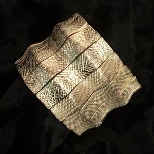 Gold Tone Retro Style Patterned Stretch Bracelet